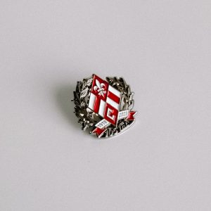 Kolekcjonerska przypinka z okazji 105-lecia Klubu | "12-sty zawodnik" Srebrna